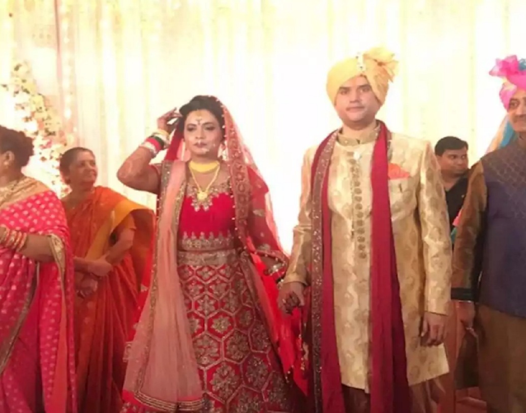 শুরুতে উত্তরাখণ্ডে জাঁকজমক করে বিয়ের পরিকল্পনা ছিল রোহিত ও অপূর্বার। কিন্তু মস্তিষ্কের রক্তক্ষরণ নিয়ে দিল্লির ম্যাক্স সুপার স্পেশ্যালিটি হাসপাতালে এনডি তিওয়ারিকে ভর্তি করানো হলে, সাত তাড়াতাড়ি দিল্লিতেই বিয়ে সেরে ফেলার সিদ্ধান্ত নেন তাঁরা।