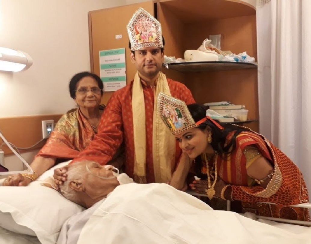 গত বছর ১১ মে সাতপাকে বাঁধা পড়েন রোহিত ও অপূর্বা। পরে হাসপাতালে গিয়ে এনডি তিওয়ারির আশীর্বাদ নেন নবদম্পতি। কিন্তু বিয়ের অল্পদিনের মধ্যেই দু’জনের মধ্যে মনোমালিন্য শুরু হয় বলে জানা গিয়েছে। প্রায়শই ঝগড়া হত তাঁদের মধ্যে। যার জেরে একই বাড়িতে আলাদা আলাদা ঘরে থাকতে শুরু করেন তাঁরা।