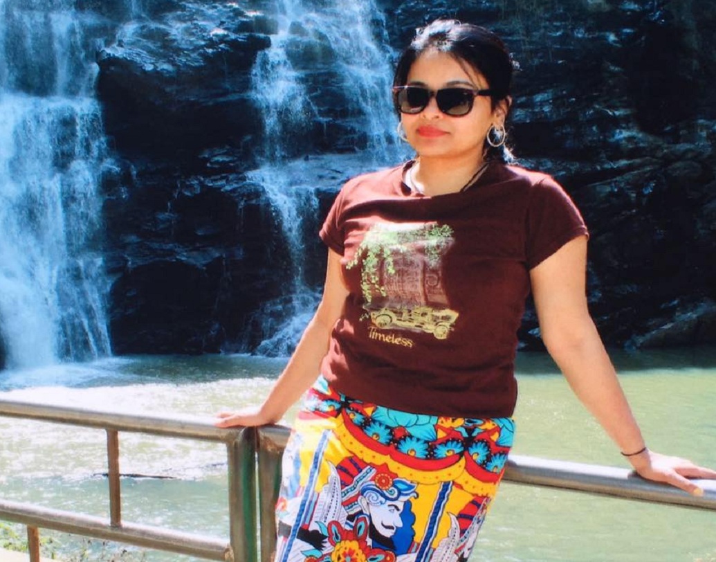 রোহিতের মা উজ্জ্বলা শর্মা জানান, বিয়ের আগে এক প্রেমিক ছিল অপূর্বার। কিন্তু উচ্চাকাঙ্ক্ষী অপূর্বা তাঁর ছেলেকে বিয়ে করার সিদ্ধান্ত নেন। তাঁদের পারিবারিক সম্পত্তির উপরও অপূর্বার পরিবারের নজর ছিল বলে অভিযোগ তোলেন তিনি।