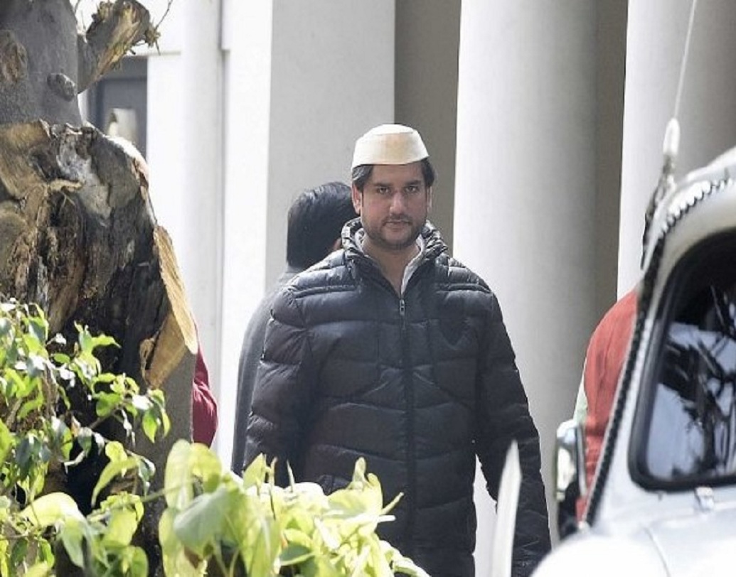 উজ্জ্বলা শর্মা আরও জানান, বড় ছেলে সিদ্ধার্থ ও রোহিতের নামে দক্ষিণ দিল্লির অভিজাত ডিফেন্স কলোনির তিন তলা বাংলোতেও নজর ছিল অপূর্বার। দীর্ঘ ৪০ বছর ধরে এনডি তিওয়ারির সঙ্গে থাকা অফিসার অন স্পেশ্যাল ডিউটি রাজীবের ছেলেকে সম্পত্তির ভাগ দিতে চেয়েছিলেন সিদ্ধার্থ, যাতে বেঁকে বসেন অপূর্বা।