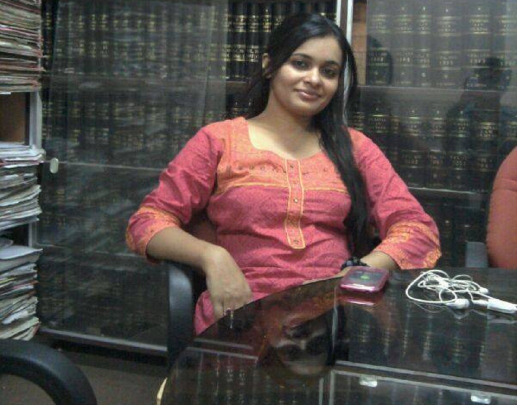 সেই নিয়ে ইদানীং রোহিত ও অপূর্বার মধ্যে অশান্তি চরমে উঠেছিল বলেও জানা গিয়েছে। সামনের মাসে তাঁদের বিবাহবার্ষিকী ছিল। তার আগে ১৬ এপ্রিল বাংলোর মধ্যে নিজের ঘরে খুন হন রোহিত শেখর।