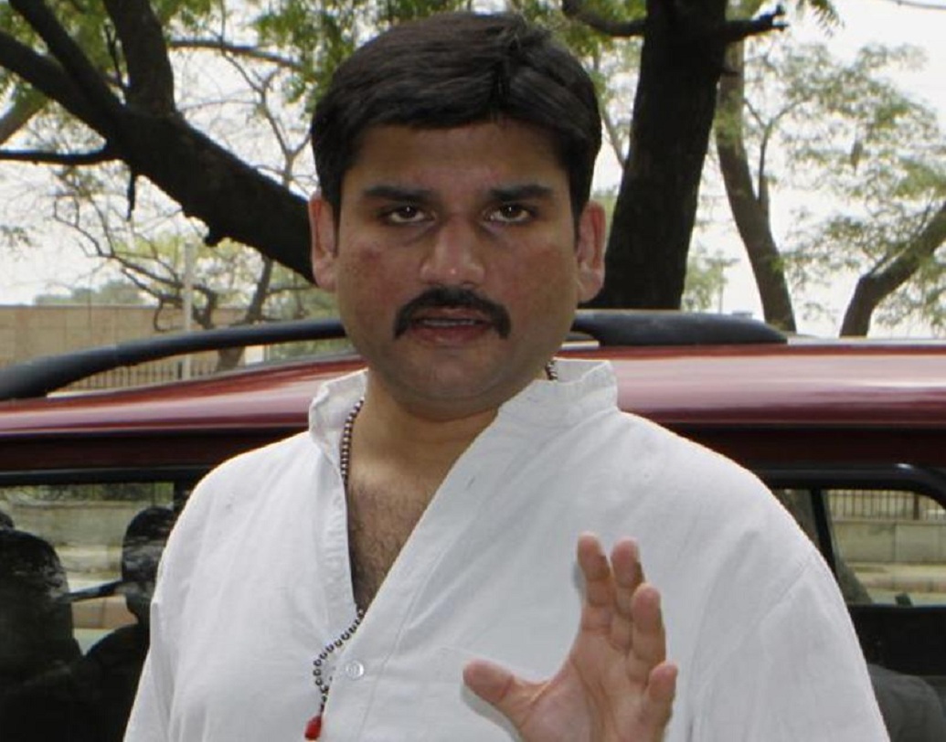 শুরুতে হৃদরোগে আক্রান্ত হয়ে তাঁর মৃত্যু হয়ে থাকতে পারে বলে জানা গিয়েছিল। কিন্তু এইমসে ময়নাতদন্তের পর জানা যায়, শ্বাসরোধ করে খুন করা হয় তাঁকে।  তদন্তে নেমে বাংলোর সিসিটিভি ফুটেজ উদ্ধার করে পুলিশ। তাতে ১৫ এপ্রিল রাতে মত্ত অবস্থায় রোহিতকে বাড়ি ফিরতে দেখা যায়। নেশার ঘোরে সিঁড়ির দেওয়াল ধরে দোতলায় ওঠেন তিনি।