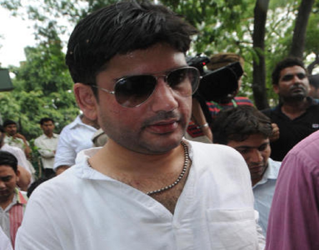 পুলিশ সূত্রে জানা গিয়েছে, ওই দিন রাত সাড়ে ১১টা নাগাদ ডিনার সারেন রোহিত। সেই সঙ্গে মদ্যপানও করেন। তার দু’ঘণ্টার মধ্যেই মৃত্যু হয় তাঁর। নিয়মিত ঘুমের ওষুধও খেতেন তিনি। তাই হত্যাকারীকে বাধা দেওয়ার ক্ষমতা ছিল না তাঁর।