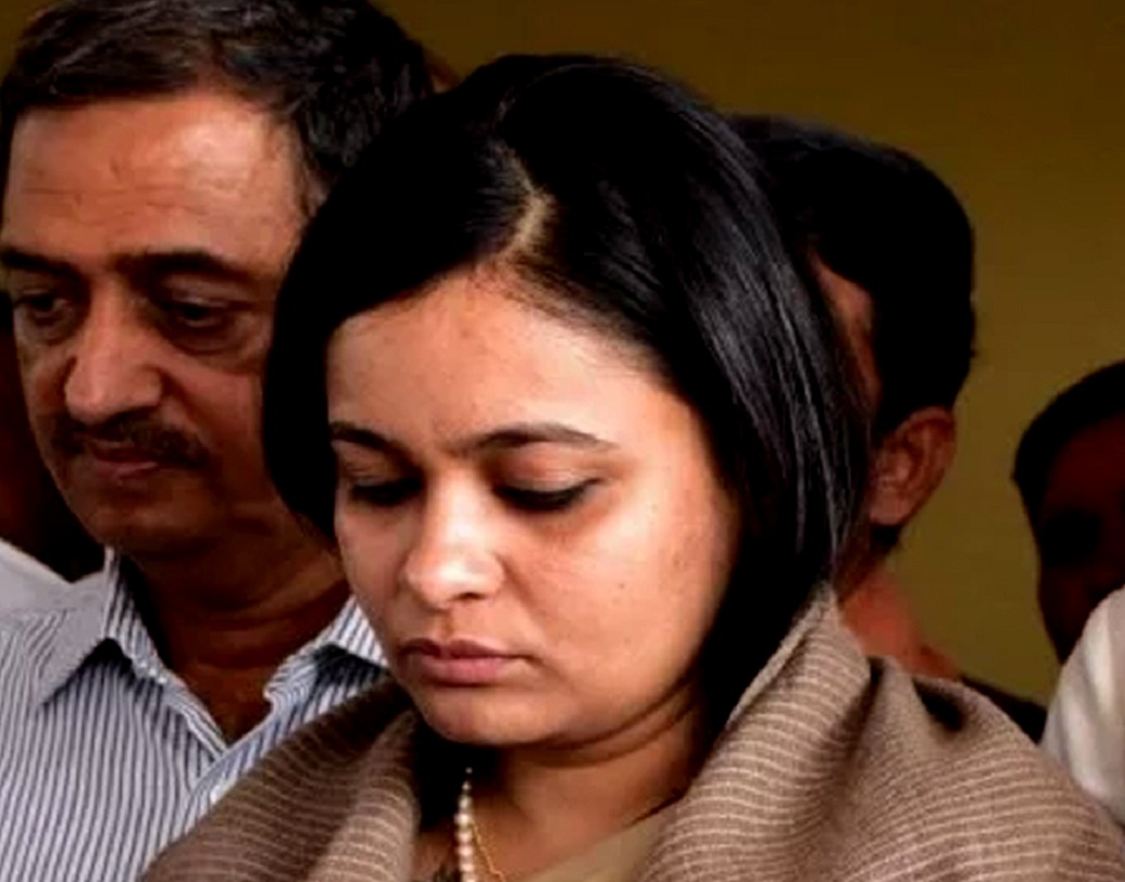 ডিফেন্স কলোনির ওই বাংলোয় দোতলার পাশাপাশি দু’টি ঘরে থাকতেন রোহিত ও অপূর্বা। আর একটি ঘরে থাকতেন তাঁদের ড্রাইভার অখিলেশ। তিনতলায় সার্ভেন্টস কোয়ার্টারে ঘরে স্ত্রী ও তিন সন্তানকে নিয়ে থাকতেন বাড়ির পরিচারক গোলু। রোহিতের দাদা সিদ্ধার্থ থাকতেন একতলার একটি ঘরে। বাংলোর পিছন দিকের আর একটি ঘরে থাকতেন একজন পরিচারিকা।