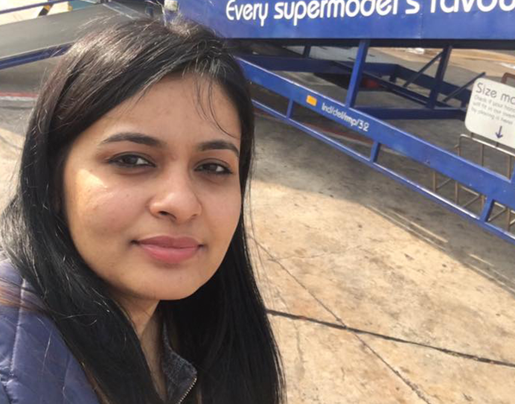 ঘটনার রাতে রোহিত ছাড়াও দোতলায় ছিলেন অপূর্বা ও অখিলেশ। সিসিটিভি ফুটেজে গোলুকেও দোতলায় যেতে দেখা যায়। চালক ও পরিচারকের সাহায্যেই মুখে বালিশ চাপা দিয়ে অপূর্বা রোহিতকে খুন করেন বলে জানিয়েছে পুলিশ। খুনের পর ৯০ মিনিটের মধ্যে সমস্ত প্রমাণও তিনি সরিয়ে ফেলেন বলে অভিযোগ। মুছে ফেলেন ফোনের কল রেকর্ডস এবং মেসেজ।