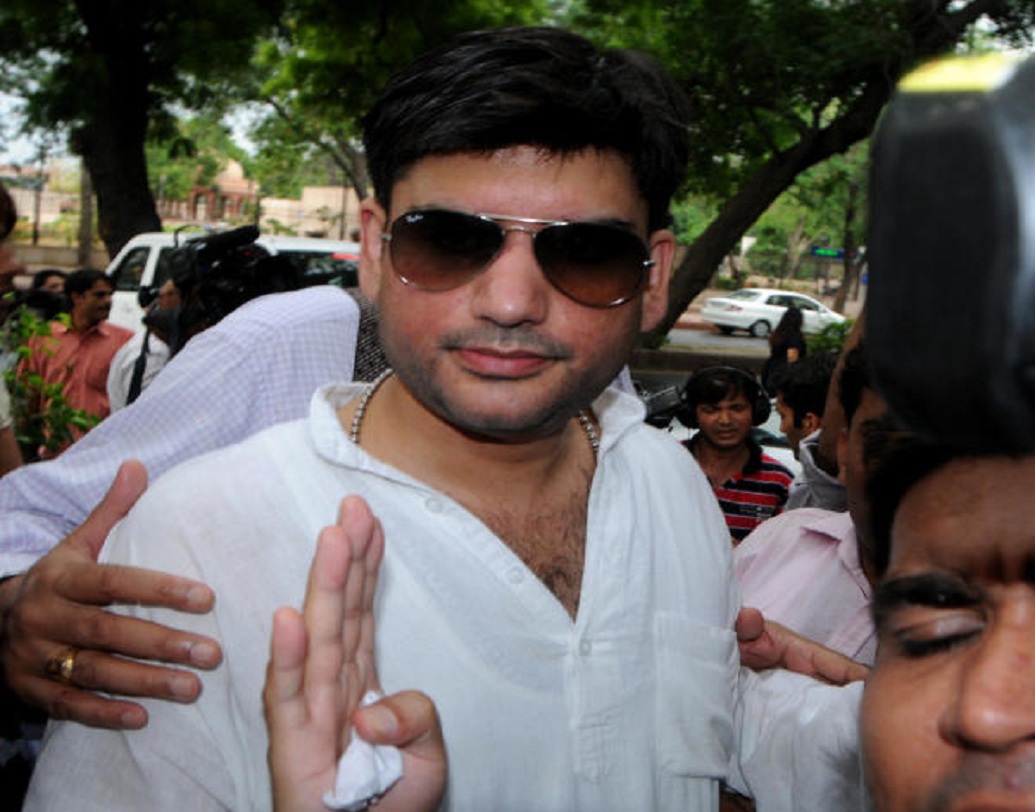 ১৬ এপ্রিল বিকাল ৪টে বেজে ৪০ মিনিট নাগাদ ডিফেন্স কলোনির ওই বাংলো থেকে সাকেতের ম্যাক্স হাসপাতালে ফোন যায়। তড়িঘড়ি অ্যাম্বুল্যান্সে রোহিতকে সেখানে নিয়ে যাওয়া হলে চিকিৎসকরা তাঁকে মৃত বলে ঘোষণা করেন।