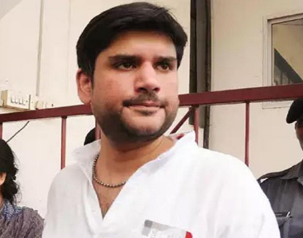 জিজ্ঞাসাবাদ চলাকালীন বাংলোর পরিচারক গোলু জানান, ঘুম ভেঙেছে কিনা দেখতে রোহিতের ঘরে ঢোকেন তিনি। সেখানে নাক দিয়ে রক্ত বেরনো অবস্থায় তাঁকে পড়ে থাকতে দেখেন। সঙ্গে সঙ্গে অপূর্বাকে খবর দেন। তিনি হাসপাতালে খবর দেন।