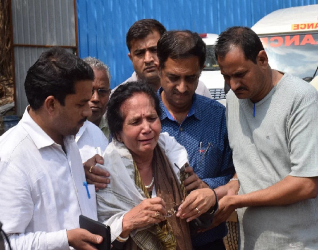 কিন্তু ময়নাতদন্তে জানা যায়, রাত ১টা-২টোর মধ্যে মৃত্যু হয় রোহিতের। রোহিতকে হাসপাতালে নিয়ে যেতে দেরি হওয়া নিয়ে তাই শুরু থেকেই  প্রশ্ন উঠছিল। রোহিতের মা অভিযোগ তোলেন, ঘুমের ওষুধ খেলেও বিকাল ৪টে পর্যন্ত ঘুমানোর কথা নয়। ঘর থেকে বেরোচ্ছে না দেখেও কেউ খোঁজ নিতে গেল না কেন?