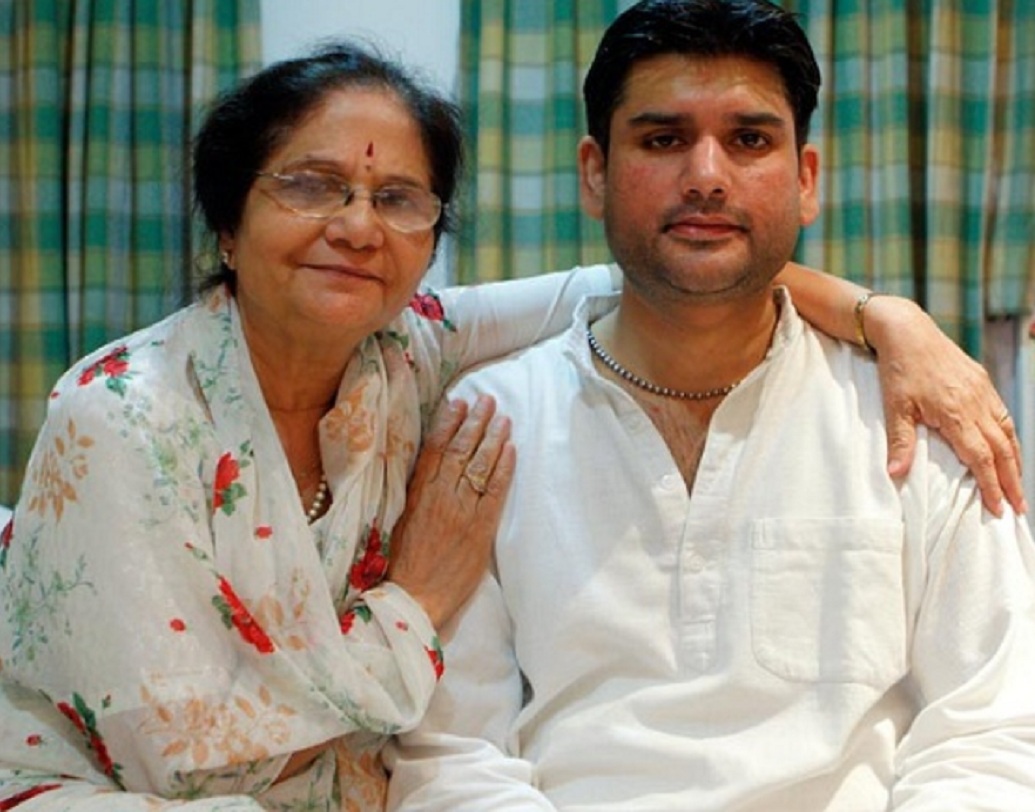 ১৬ এপ্রিল ম্যাক্স হাসপাতালে চেকআপ করাতে গিয়েছিলেন রোহিতের মা উজ্জ্বলা। সেখানেই ফোনে রোহিত অসুস্থ বলে খবর পান তিনি। কিন্তু তিনি বাংলোয় এসে পৌঁছনোর আগেই অ্যাম্বুল্যান্স ডেকে ছেলেকে হাসপাতাল পাঠিয়ে দেওয়া হয় বলে দাবি তাঁর। শোকসভা মিটে গেলে এ নিয়ে আরও সবিস্তার তথ্য দেবেন বলে জানিয়েছেন তিনি।