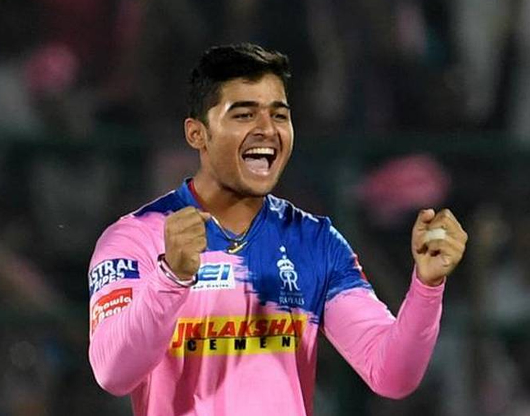 ব্যাট করার কিছু ক্ষণ পরেই আন্দ্রে রাসেলের বল হেলমেটে লাগল। হেলমেটটা খুলে এক বার দেখে নিয়ে আবার গার্ড নিয়ে দাঁড়িয়ে পড়লেন এই ‘খুদে’। ৩১ বলে ৪৭ করা এই ক্রিকেটারের নাম রিয়ান পরাগ।