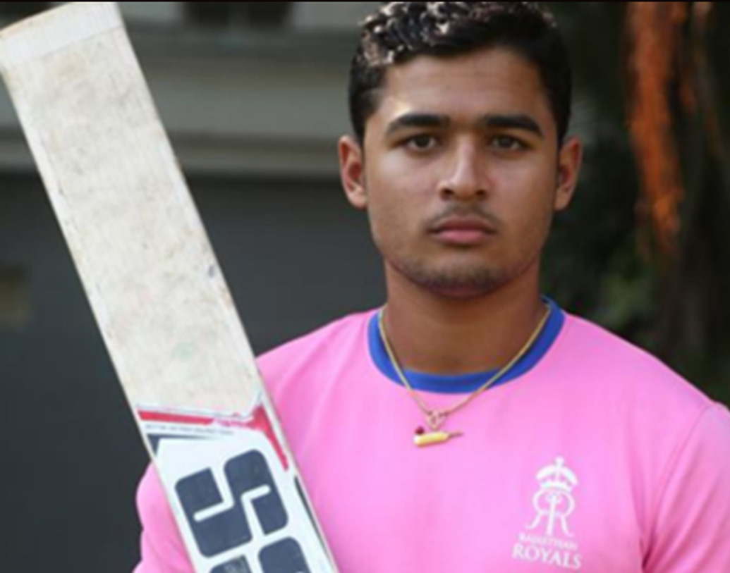 ২০১৭ সালেই ১৬ বছর ৭ দিন বয়সে প্রথম শ্রেণির ক্রিকেটে হায়দরাবাদের বিরুদ্ধে অভিষেক হয় তাঁর। ২১ শতকে জন্ম নেওয়া ক্রিকেটারদের মধ্যে প্রথম শ্রেণিতে খেলা প্রথম ক্রিকেটার রিয়ান।