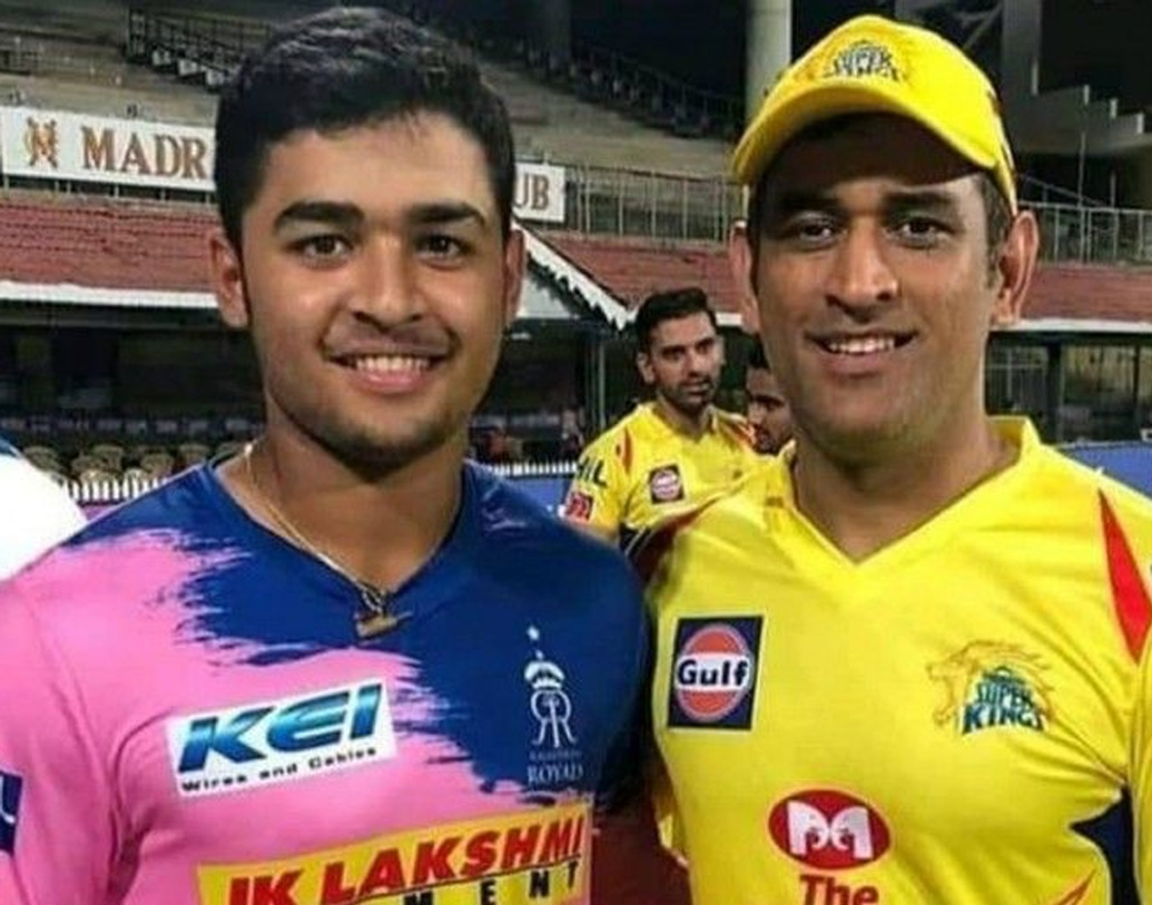 ২০০৭ সালে গুয়াহাটিতে একটা ম্যাচের পর ৬ বছর বয়সে বাবার এককালীন সতীর্থ মহেন্দ্র সিংহ ধোনির সঙ্গে ছবি তোলেন রিয়ান, ছবিতে ছিলেন সৌরভ গঙ্গোপাধ্যায়ও। চলতি বছরে আইপিএল ডেবিউ ম্যাচে সেই ধোনিরই উইকেট নিলেন রিয়ান। ম্যাচ শেষে পান মাহির পরামর্শ।