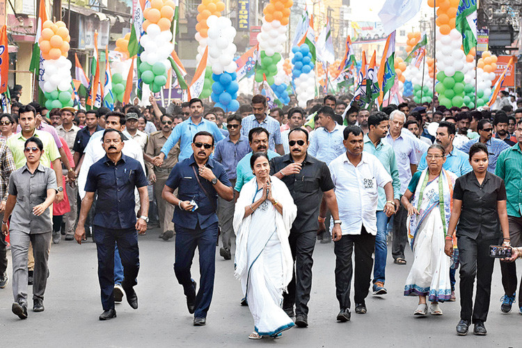 পদযাত্রায় তৃণমূল নেত্রী মমতা বন্দ্যোপাধ্যায়। রয়েছেন বর্ধমান-দুর্গাপুর কেন্দ্রের তৃণমূল প্রার্থী মমতাজ সংঘমিতা। ছবি: বিশ্বনাথ মশান