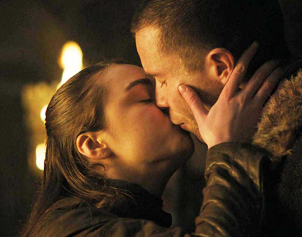 আরিয়ার সঙ্গে গেন্ড্রি বলে অন্য এক চরিত্রের ঘনিষ্ঠ দৃশ্য দেখানো হয়েছে। তার পরই আরিয়া স্টার্কের ভূমিকায় অভিনেত্রী মেজ়ি উইলিয়ামসকে নিয়ে বিতর্ক শুরু হয়।