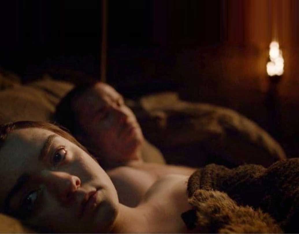 কী ভাবে দৃশ্যটি শুট করা হয়েছে, মেজ়ি দৃশ্যটি করার উপযুক্ত বয়সে পৌঁছেছেন কি না, তাঁর ওই দৃশ্য করা নৈতিক ভাবে উচিত হয়েছিল কি না, ইত্যাদি নিয়ে ভরপুর চর্চা চলতে থাকে!