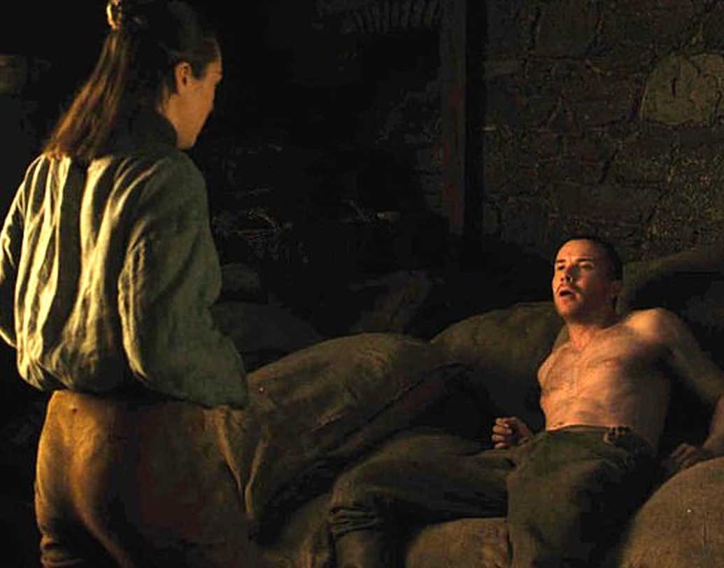 ‘গেম অব থ্রোনস’ এমন একটি সিরিজ, যেখানে প্রথম থেকে গল্পের খাতিরেই বেশ কিছু অ্যাডাল্ট কনটেন্ট রয়েছে। হঠাত্ই মেজ়ির দৃশ্য নিয়ে কেন এত সমালোচনা, তার কোনও কারণ খুঁজে পাচ্ছেন না টিমের বাকিরাও।