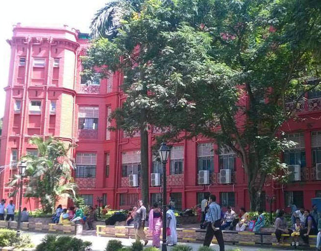 সরকারি হাসপাতালে উন্নত মানের চিকিৎসক ও পরিষেবা মেলে। আজকাল হাসপাতালের পরিবেশ ও পরিচ্ছন্নতাও উন্নত হয়ছে। তাই যদি ভর্তির সুযোগ পান ও সিট মেলে তবে অসুখবিসুখে সরকারি হাসপাতালেযেতেই পারেন। এতে চিকিৎসার ব্যয়ভার অনেকটাই লাঘব হয়।