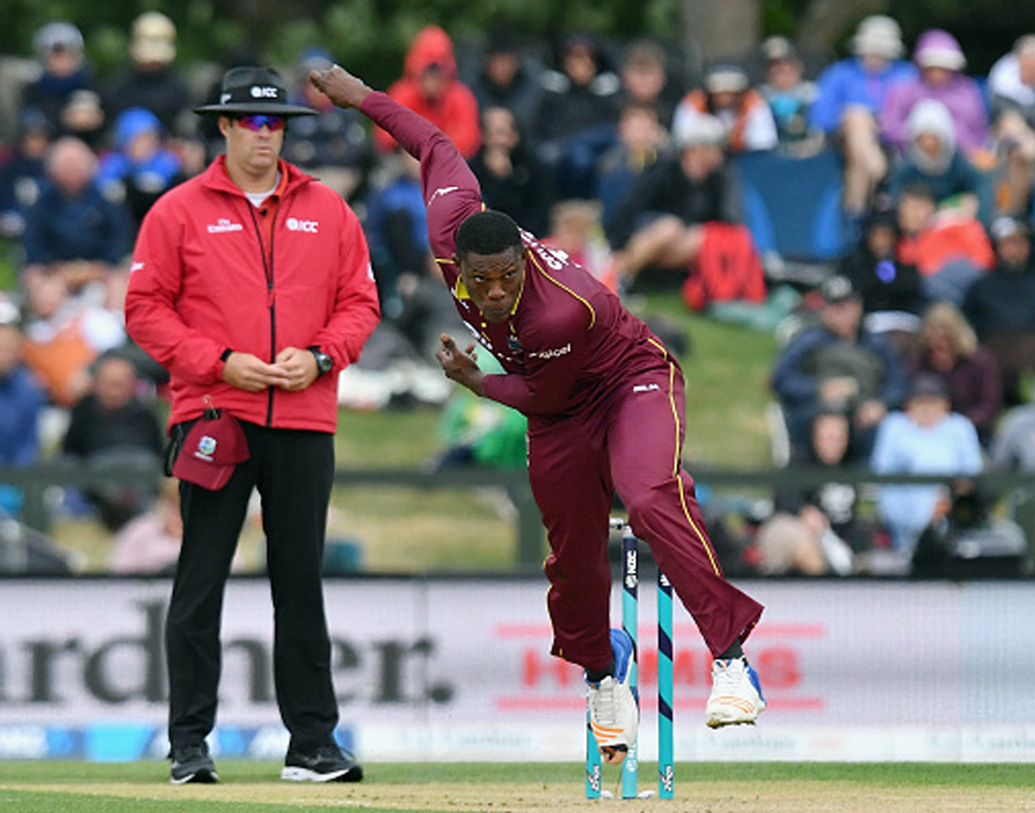 শেলডন কটরেল: দশটি একদিনের ম্যাচ খেলা বাঁহাতি সিমারটি নো-বলের জন্য এক সময় কুখ্যাত হয়েছিলেন। গত বছর বাংলাদেশের বিরুদ্ধে একটি ম্যাচে কটরেলের দিশাহীন বল সরাসরি দ্বিতীয় স্লিপ দিয়ে বেরিয়ে যায় বাইরে। আম্পায়ার সঙ্গে সঙ্গেই নো-বল ডাকেন। রীতিমতো ভাইরাল হয়েছিল সেই ডেলিভারি।