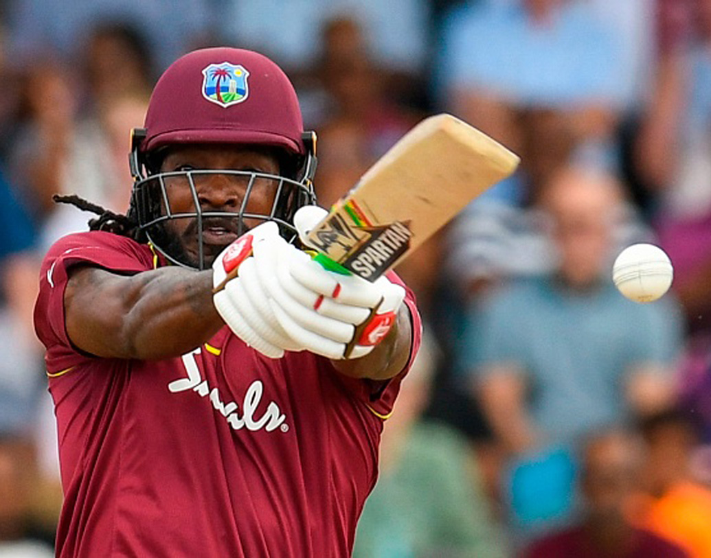 ক্রিস গেল: ওয়েস্ট ইন্ডিজ দলের অন্যতম ভয়ঙ্কর ক্রিকেটার। ২৮৯টি একদিনের ম্যাচে দশ হাজারের বেশি রান করা গেল একাই যে কোনও মুহূর্তে ম্যাচের রং পাল্টে দিতে পারেন।