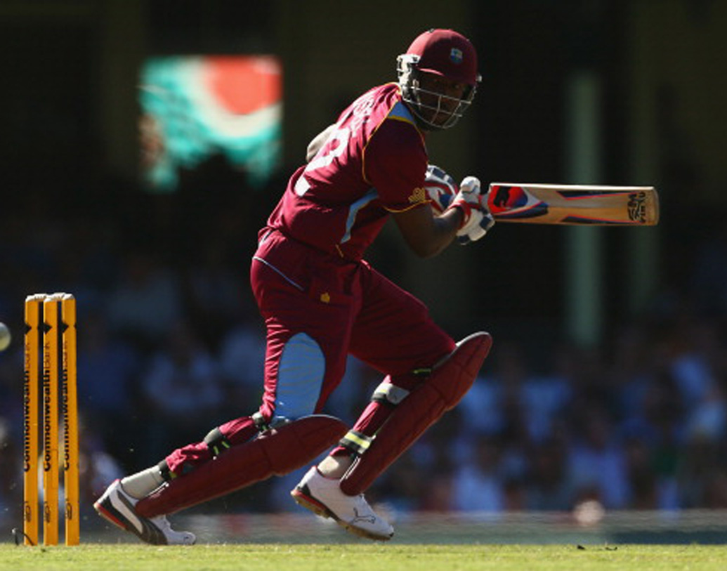 আন্দ্রে রাসেল: আন্দ্রে রাসেল সীমিত ওভারের ক্রিকেটে কতটা ভয়ঙ্কর হতে পারেন, তা চলতি আইপিএলে বার বার প্রমাণিত হয়েছে। এখনও পর্যন্ত দেশের হয়ে ৫২টি একদিনের ম্যাচ খেলা রাসেলের ব্যাটিং গ়ড় তিরিশের কাছাকাছি। উইকেট রয়েছে ৬৫টি।