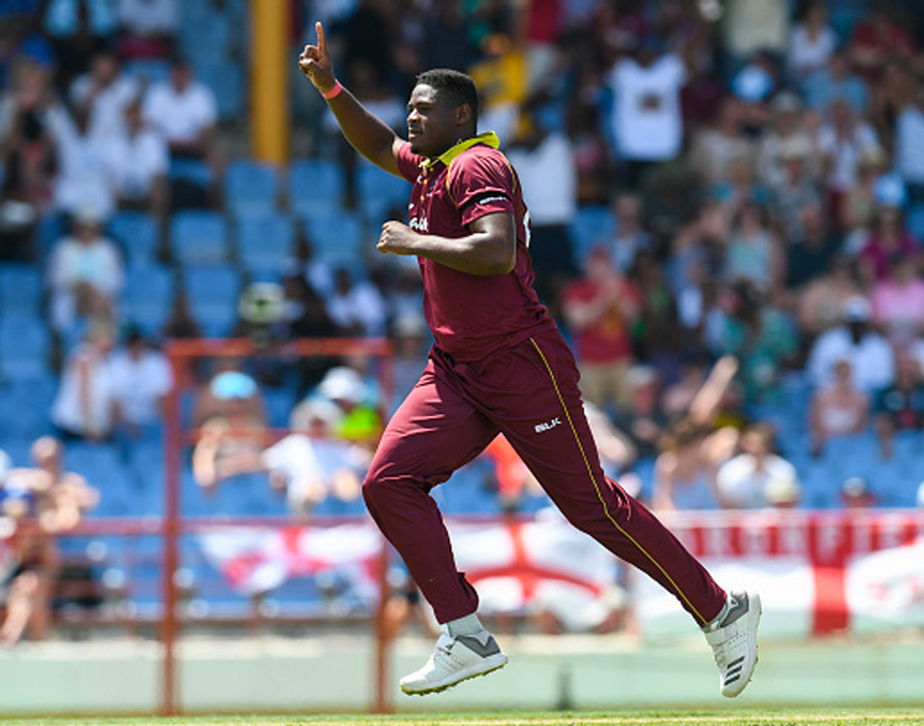 ওশেন থমাস: নয়টি একদিনের ম্যাচ খেলা পেস বোলারটির ইতিমধ্যেই দখল করেছেন ১৫টি উইকেট।