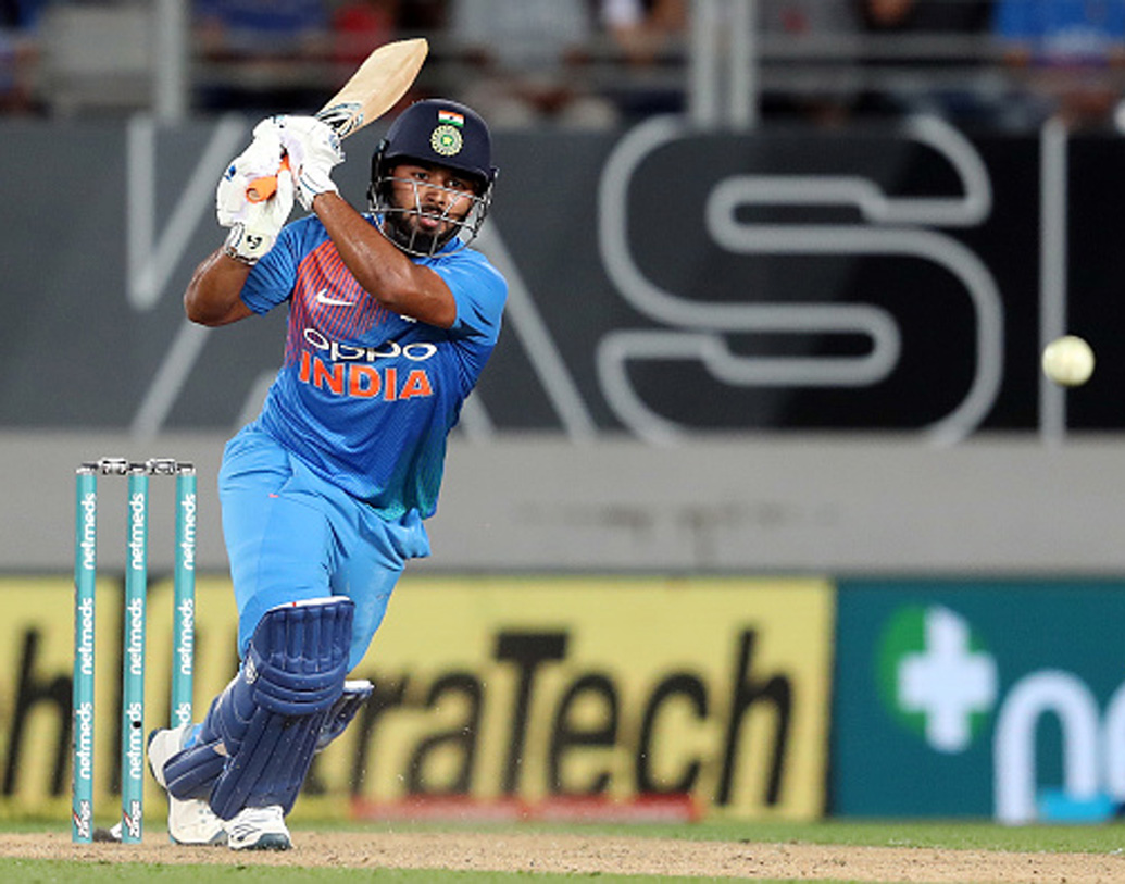 ঋষভ পন্থ: ভারতীয় দলের এই উইকেটরক্ষক ব্যাটসম্যানটির দিকে এই মুহূর্তে অনেকের নজর রয়েছে। ঋষভের ব্যাটিং দক্ষতা নিয়ে কোনও প্রশ্নই নেই। তাঁকে বাদ দেওয়া নিয়ে প্রশ্ন তুলেছিলেন অনেকেই।