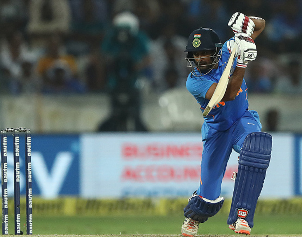 অম্বাতী রায়ুডু: বিশ্বকাপে ভারতীয় দলে রায়ুডুর সুযোগ পাওয়া এক সময় প্রায় নিশ্চিত ছিল। কিন্তু, শেষ মুহূর্তে সুযোগ পাননি। মিডল অর্ডারে রায়ুডুর ব্যাটিং নিঃসন্দেহে বড় ভরসা যে কোনও দলের।