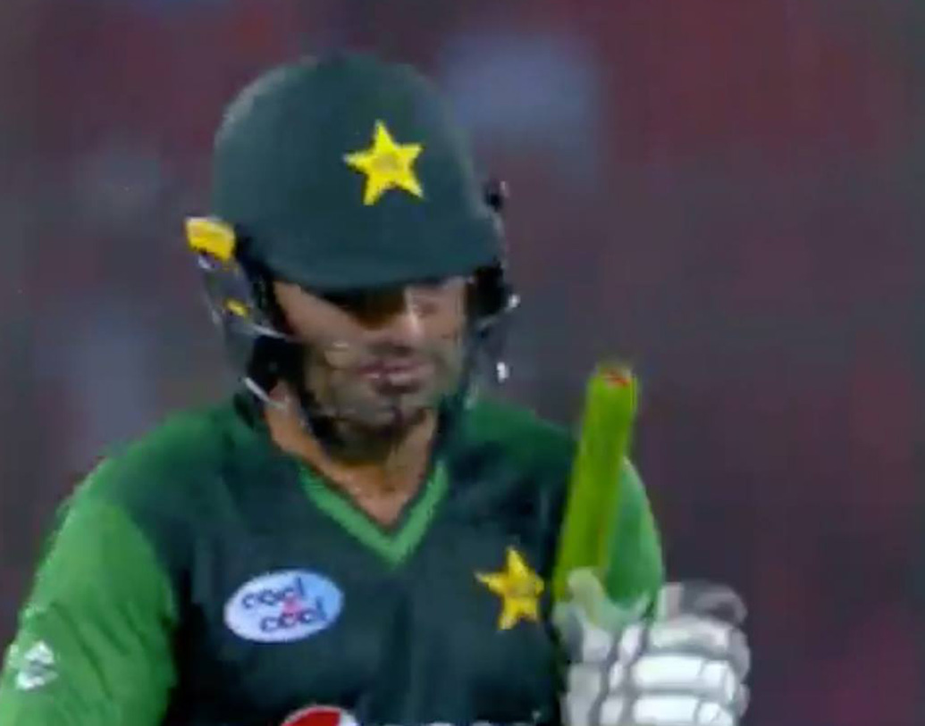 আসিফ আলি: পাকিস্তানের মিডল অর্ডার ব্যাটসম্যানটি ১১টি একদিনের ম্যাচ খেলেছেন। এখনও পর্যন্ত মাত্র একটি হাফ সেঞ্চুরি করলেও নির্বাচকদের বিশেষ নজর আছে তাঁর দিকে। অনেকের মতে, ঠিক মতো সুযোগ পেলে দলকে ভরসা দিতে পারেন।