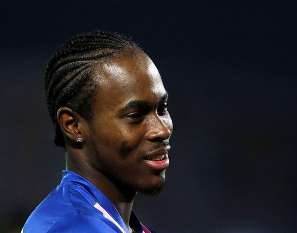 জোফ্রা আর্চার: এখনও পর্যন্ত কোনও আন্তর্জাতিক ম্যাচ খেলেননি। বলা ভাল কোনও দেশের হয়ে খেলার সুযোগই পাননি। এক সময় ওয়েস্ট ইন্ডিজ এবং ইংল্যান্ড— দু’টি দলের দরজাই খোলা ছিল তাঁর সামনে। যদিও শেষ পর্যন্ত কোনও দলেই সুযোগ পাননি। মূলত বোলিং অলরাউন্ডার হিসেবেই পরিচিত আর্চার।