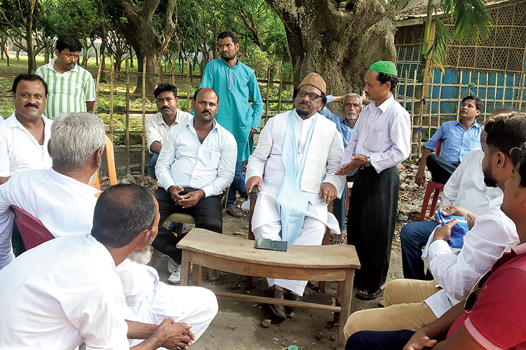 নিজের-ঘরে: পুরনো মেজাজে আব্দুল করিম চৌধুরী। নিজস্ব চিত্র