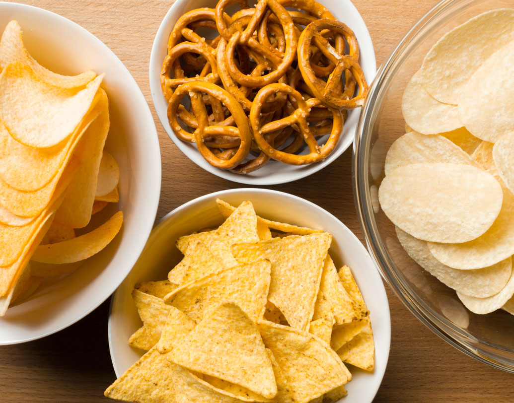 খিদে পেলেই প্যাকেটবন্দি নোনতা কুকিজ, বা চিপ্‌স নিজেও যেমন খাচ্ছেন, শিশুকেও কিনে দিচ্ছেন অনবরত। কিন্তু এ সবে মিশে থাকা অতিরিক্ত নুন যে নিঃসাড়ে স্ট্রোক ডেকে আনছে, তা কি জানেন? অতিরিক্ত নুনের প্রভাবে রক্তচাপ বাড়ে এবং তা মস্তিষ্কে রক্ত সংবহনে বাধা দেয়। ফলে আজই রাশ টানুন অতিরিক্ত নুন মেশানো খাবারে।