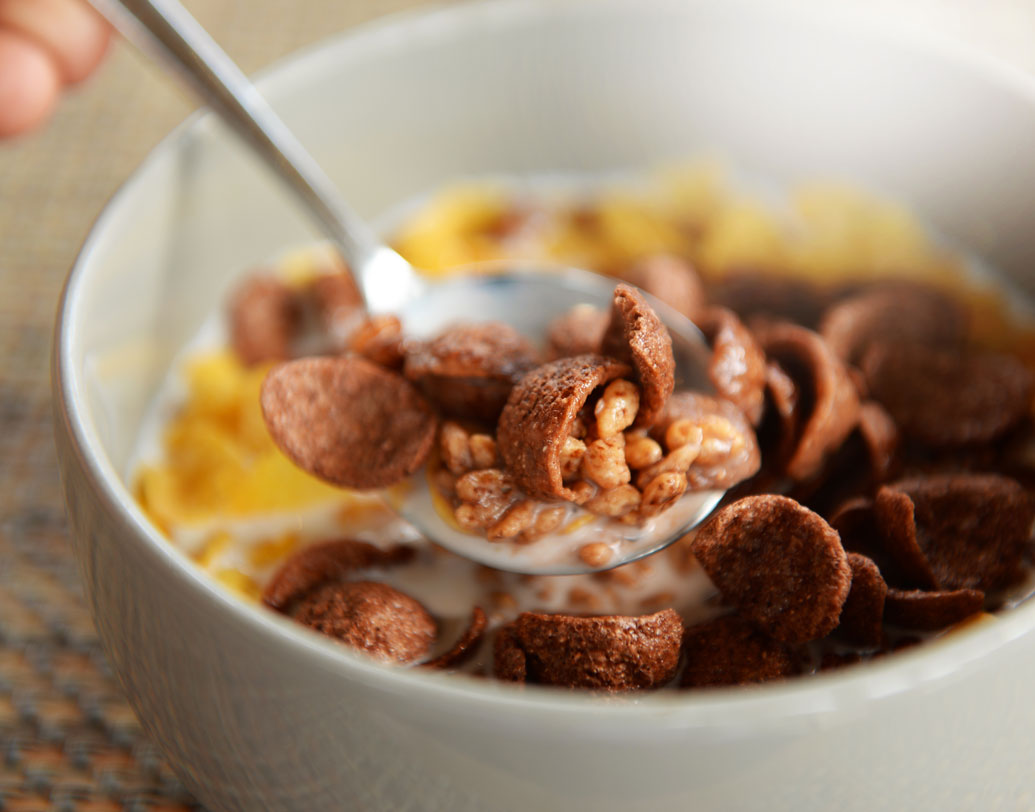 আচ্ছা, আপনি ব্রেকফাস্টে কী খাচ্ছেন? ২০১৭-য় ‘স্ট্রোক’ জার্নালে প্রকাশিত একটি গবেষণা জানাচ্ছে, দিনের পর দিন সকালের প্রথম খাবারেকোনও সিরিয়াল বা প্যানকেক খেয়ে চলেছেন, তাঁরাও দাঁড়িয়ে রয়েছেন বিপদপথে। এই সব সিরিয়াল ও প্যানকেক পেস্ট্রিতে অতিরিক্ত চিনি থাকে।ইস্কিমিক স্ট্রোকের ক্ষেত্রে এগুলোর ভূমিকা রয়েছে।