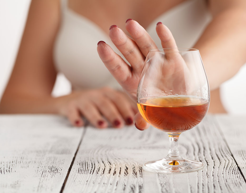 নিয়ম করে কয়েক পেগ মদ্যপানের অভ্যাস আছে? ‘দ্য ল্যানসেট’-এ প্রকাশিত ২০১৯-এর একটি গবেষণা বলছে, মদ্যপান করেন না ও স্বাস্থ্যকর খাবার খান তাঁরা স্ট্রোকের থেকে অনেকটাই নিরাপদেথাকেন। তুলনামূলক ভাবে মদ্যপায়ীরা রয়েছেন বিপদে। এই প্রসঙ্গে ২০১৫-র আর একটি গবেষণা বলছে, দিনে দু’পেগের বেশি মদ খেয়ে থাকলে স্ট্রোকের আশঙ্কা বেড়ে যায় আরও।