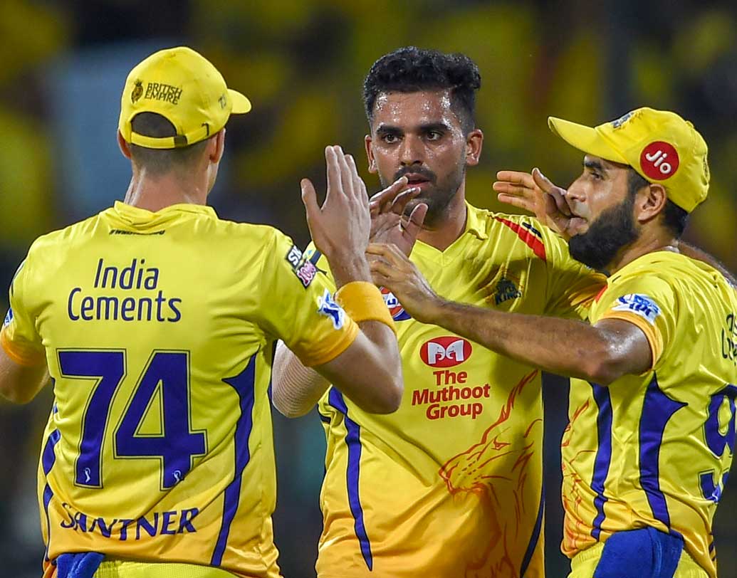 চেন্নাই সুপার কিংস: ১২টি ম্যাচে ১৬ পয়েন্ট পেয়েছে ধোনির দল। হিসেব যা বলছে, প্লে-অফে ওঠা নিশ্চিত হয়ে গিয়েছে চেন্নাইয়ের। তবে, অধিনায়ক ধোনির চোট দলকে ভাবাচ্ছে। ধোনির অনুপস্থিতিতে দলকে কিছুটা হলেও ছন্নছাড়া মনে হচ্ছে।