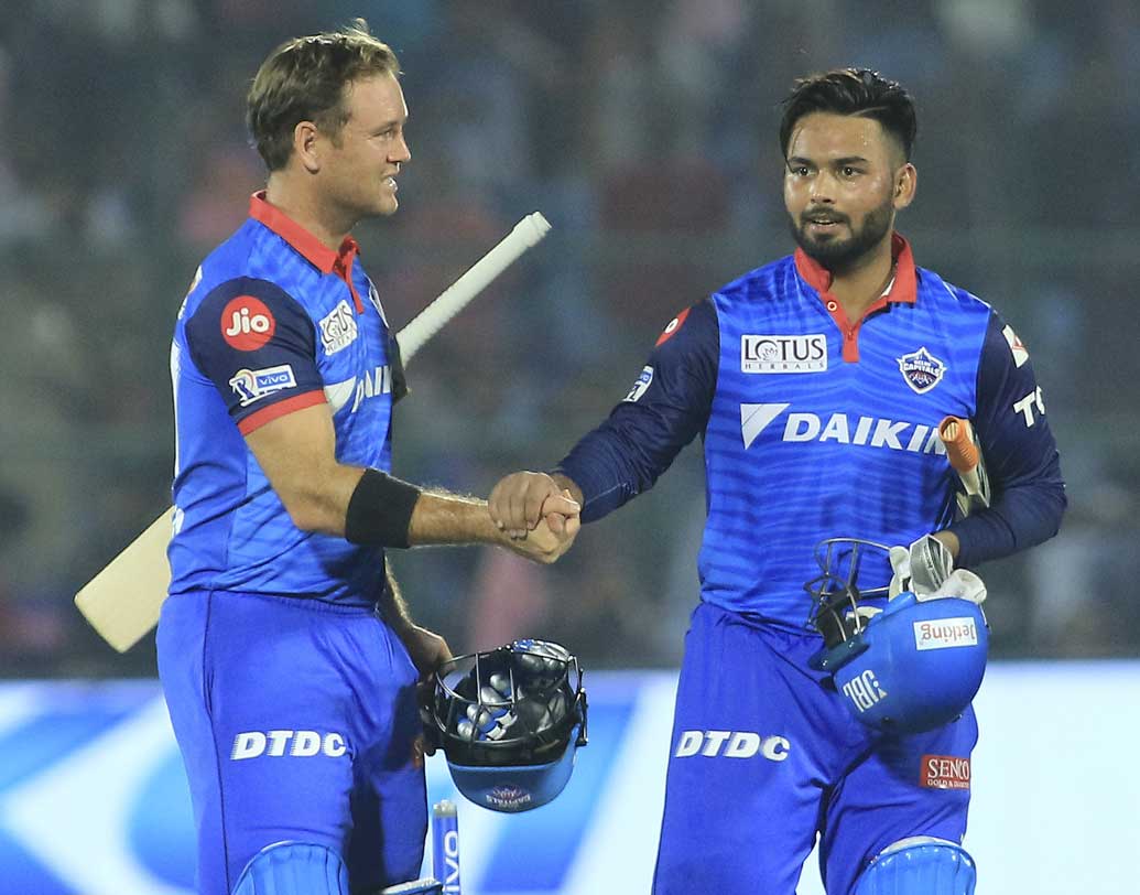 দিল্লি ক্যাপিটালস: সৌরভের পরামর্শে যেন নতুন রূপে পাওয়া গিয়েছে দলটাকে। মুম্বইয়ের মতো দিল্লির পয়েন্টও ১৪। তারাও খেলেছে ১১টা ম্যাচ। তিন নম্বর দল হিসেবে দিল্লির প্লে অফে যাওয়াও অনেকটা নিশ্চিত বলা চলে।