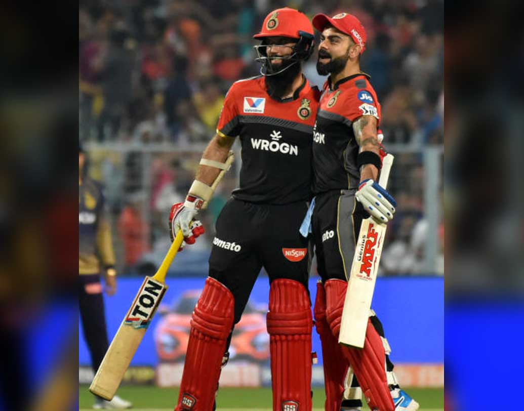 রয়্যাল চ্যালেঞ্জার্স ব্যাঙ্গালোর: এ বারের আইপিএলে বেশ চমকপ্রদ দল তৈরি করেছিলেন বিরাট কোহালিরা। কিন্তু, শুরুতেই হোঁচট খেতে হয়েছে তাদের। ১১ ম্যাচে আট পয়েন্ট পেয়েছে তারা। শেষ তিনটি ম্যাচ শুধু বড় ব্যবধানে জেতাই নয়, বাড়াতে হবে রান রেটও। তা হলে যদি হিসেবের মধ্যে আসে তারা। লিগ টেবিলে সব থেকে নীচে বিরাটের দল।