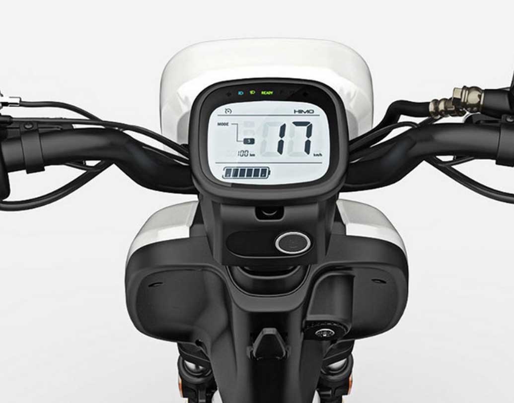 অন্যান্য ফিচারের মধ্যে রয়েছে ওয়ান বাটন স্টার্ট, মাল্টি ফাংশন কম্বিনেশন সুইচ এবং ডিজিটাল ডিসপ্লে। এ ছাড়াও রয়েছে ৯০ এমএম ওয়াইড টায়ার, এলইডি লাইট। এ ছাড়া মাঝপথে চার্জ শেষ হয়ে গেলে প্যাডেল করে বাইক চালানোর ব্যবস্থাও রয়েছে।