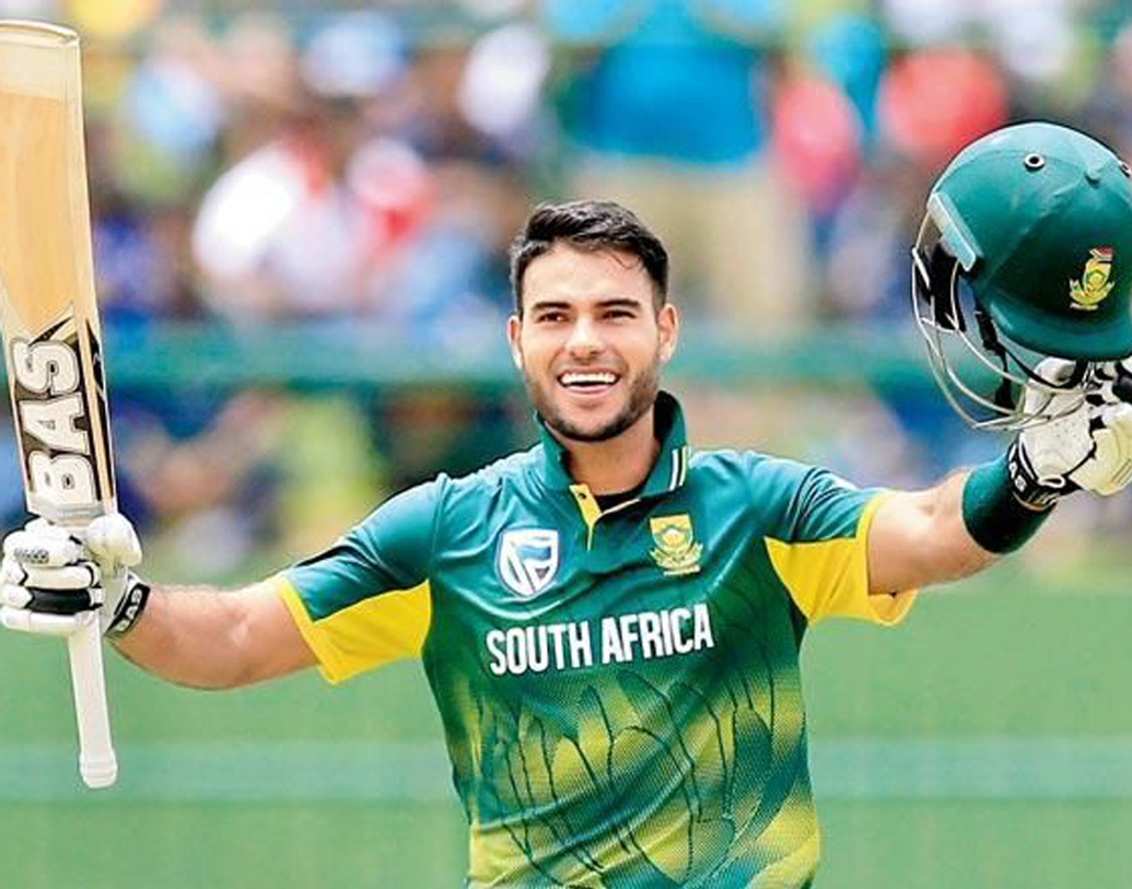 রি‌জ়া হেন্ডরিক্স: দক্ষিণ আফ্রিকার হয়ে ১৮টি একদিনের ম্যাচ খেলা রিজ়াকে দলে নেওয়া হয়নি। নির্বাচকদের এই সিদ্ধান্ত অবশ্যই প্রশ্নের মুখে। রিজ়ার মতো ব্যাটসম্যান দলে থাকলে মিডল অর্ডার মজবুত হত বলে মনে করেন অনেকে।