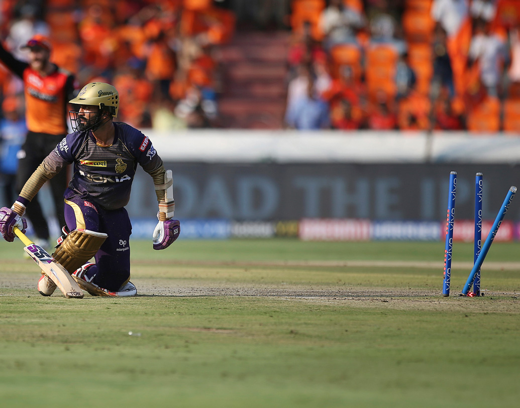 ছয় নম্বরে নামার কথা অধিনায়ক দীনেশ কার্তিকের। খুবই চাপে রয়েছেন তিনি, রয়েছে নানা বিতর্ক। শীতল মস্তিষ্কের দীনেশকে ফিনিশার বলা হয়। গত ম্যাচে ফর্মে ফিরেছেন কার্তিক। মরণ-বাঁচন ম্যাচে এই উইকেটকিপার ব্যাটসম্যানই বড় ভরসা।