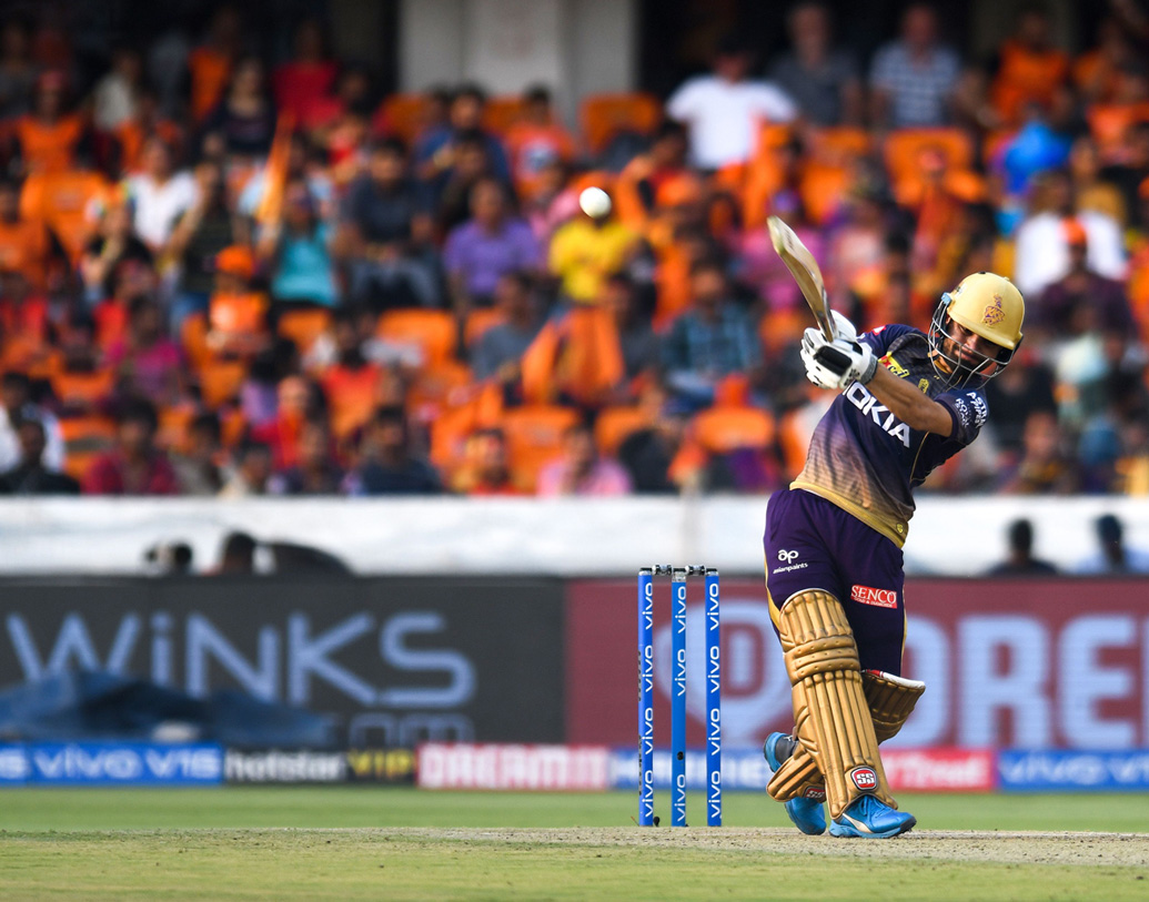 সাত নম্বরে থাকার কথা রিঙ্কু সিংহের। আলিগড়ের বছর কুড়ির এই ক্রিকেটার গত ম্যাচে খারাপ খেলেননি। আজকের গুরুত্বপূর্ণ ম্যাচে শেষের দিকে খেলানো হতে পারে রিঙ্কু সিংহকে। প্রয়োজনে দ্রুত রান তুলতে পারেন তিনি।