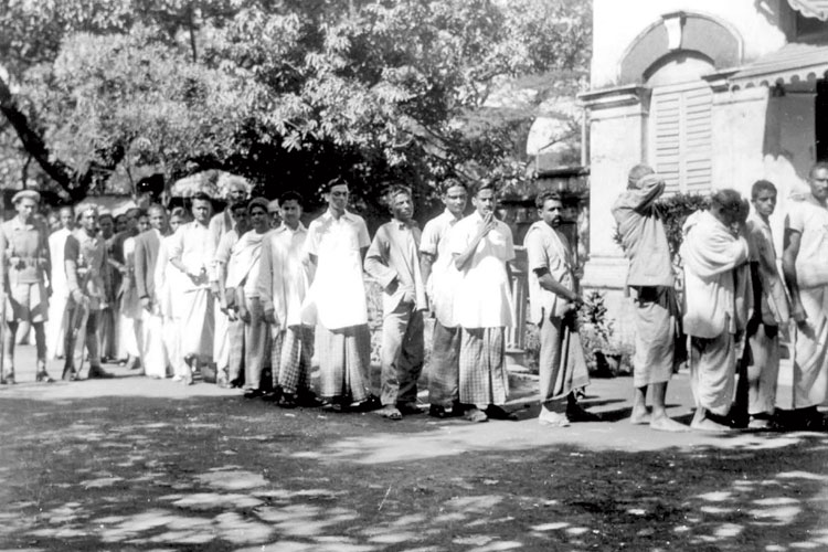 গণতান্ত্রিক: স্বাধীন ভারতের প্রথম নির্বাচন, ১৯৫২। কলকাতায় ভোটারদের লাইন। 