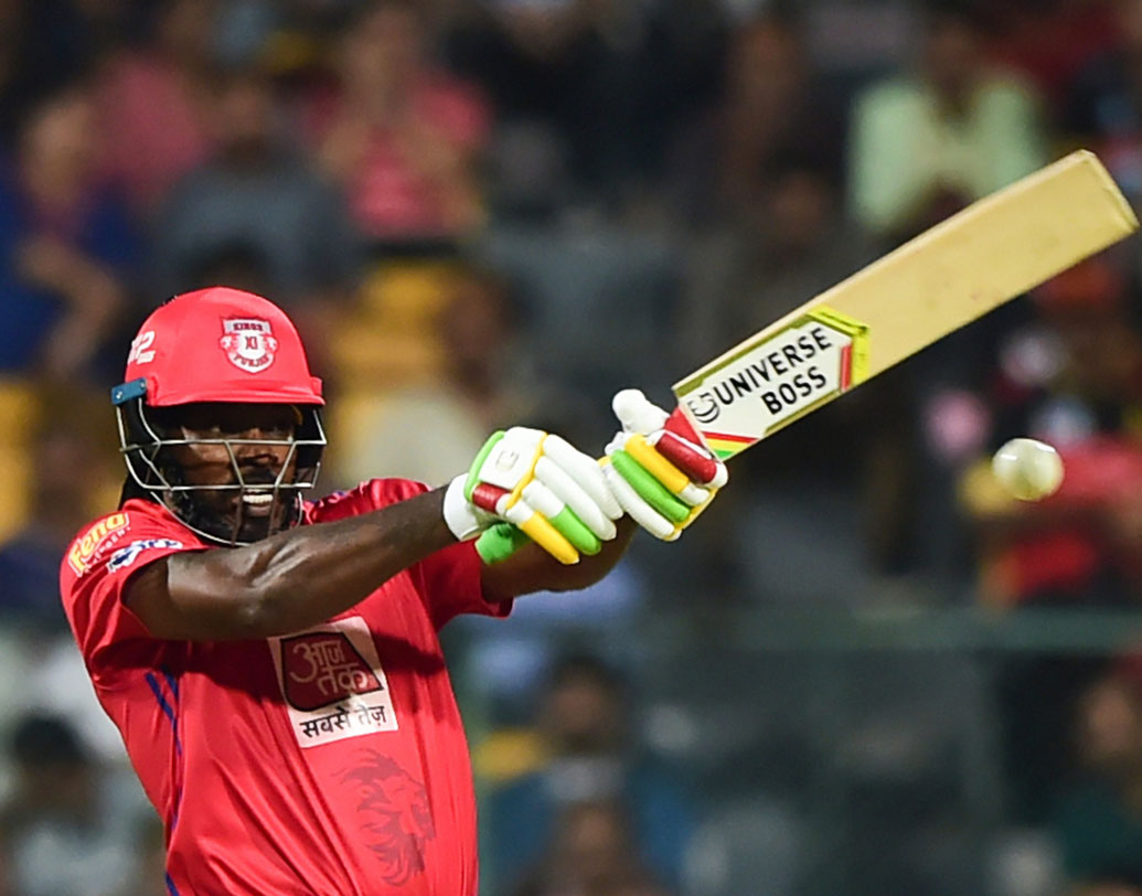 ক্রিস গেল: এখনও পর্যন্ত এ বার দশ ম্যাচে ৪৪৪ রান করেছেন। নিজের দিনে গেল নিঃসন্দেহে সেরা। প্রায় চল্লিশের কাছাকাছি বয়সের গেল তরুণদের কাছে বড় চ্যালেঞ্জ।