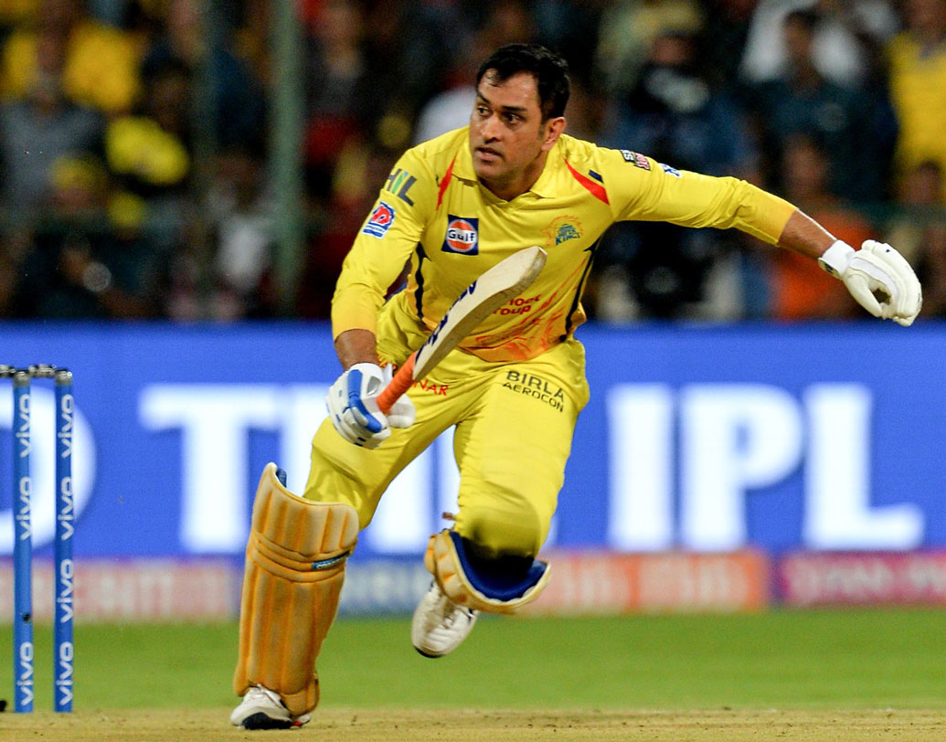 এম এস ধোনি: চেন্নাইয়ের অধিনায়ক শুধু আইপিএলেই নয়, জাতীয় দলেরও সম্পদ। প্রায় একার হাতে দলকে টানছেন। এ বারের আইপিএলে ৩৭ বছরের ধোনিকে ছাড়া দুটো ম্যাচে নেমে জয় পায়নি আগেরবারের চ্যাম্পিয়নরা। ধোনি থাকলে সিএসকে এক রকম, তিনি না থাকলে অন্য রকম। বোঝাই যাচ্ছে ধোনিই এই দলটার নিউক্লিয়াস।