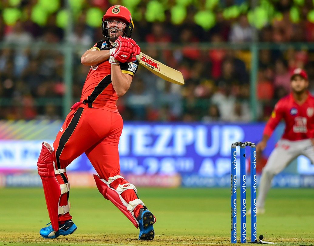 এবি ডি’ভিলিয়ার্স: ৩৫ বছরের বেশি বয়সের এবি বেঙ্গালুরুর অন্যতম ভরসার ক্রিকেটার। এখনও পর্যন্ত চারশোর বেশি রান করেছেন। অনেক তরুণকেই পিছনে ফেলে দিয়েছেন মারকুটে এই দক্ষিণ আফ্রিকান।