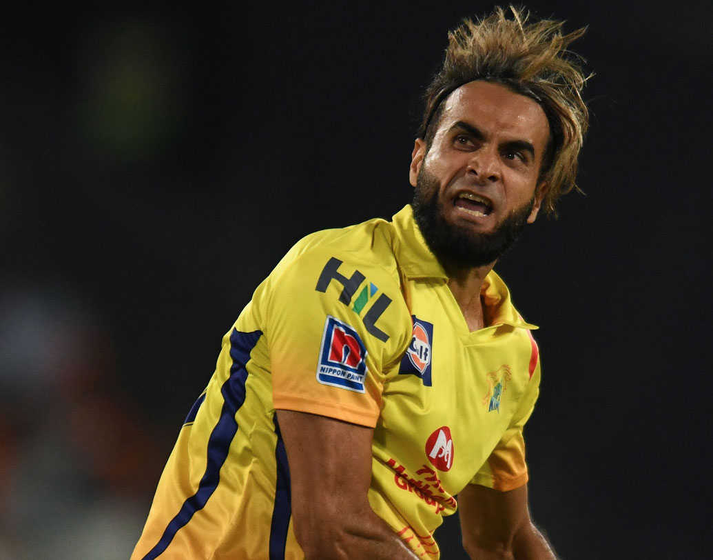 ইমরান তাহির: দক্ষিণ আফ্রিকার এই বোলারটিকে এ বারের আইপিএলের বড় চমক বলা চলে। চল্লিশ বছরের ইমরান এ বার ১২ ম্যাচে ১৭ উইকেট দখল করেছেন। বিপক্ষের ইনিংসে ধস নামাতে ইমরানের বিকল্প সম্ভবত আর কেউ নেই।