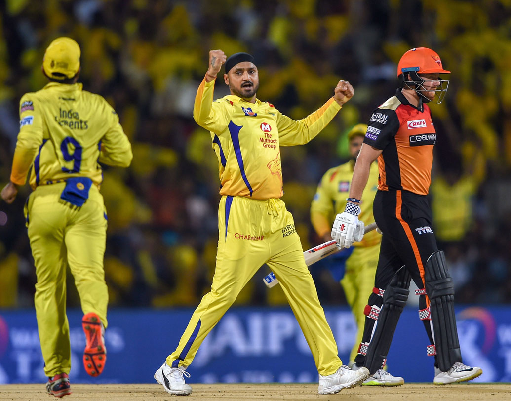 হরভজন সিংহ: এক সময় ভারতীয় দলে তিনিই ছিলেন সেরা উইকেট টেকার। ৩৮ বছরের ভাজ্জি একটি ম্যাচে পাঁচ উইকেট দখল করে বুঝিয়ে দিয়েছেন তিনি ফুরিয়ে যাননি। এখনও পর্যন্ত আইপিএলে ১৪৩টি উইকেট দখল করেছেন ভাজ্জি।