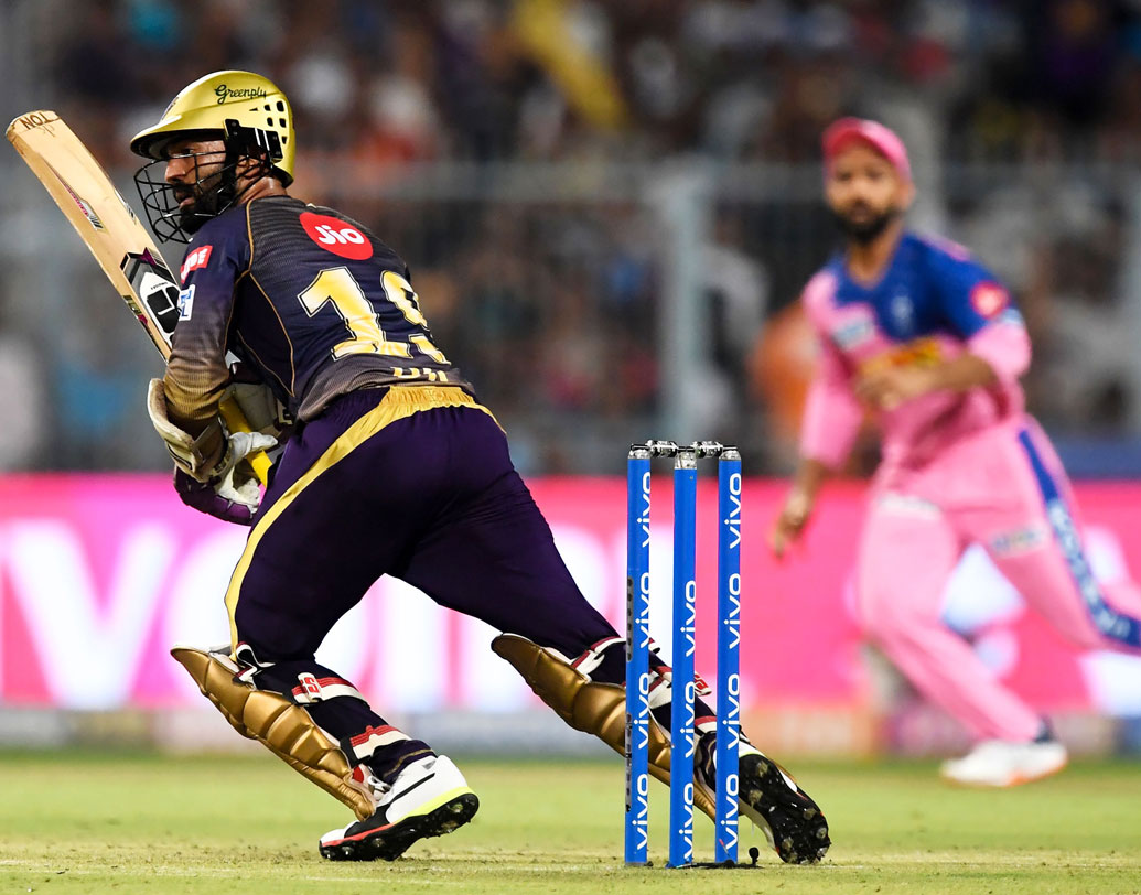 দীনেশ কার্তিক: ফিনিসার হিসেবে যথেষ্ট গুরুত্ব দেওয়া হচ্ছে তাঁকে। প্রথম দিকে তেমন ভাবে খেলতে পারছিলেন না। কিন্তু, শেষ ম্যাচে রাজস্থানের বিরুদ্ধে ৫০ বলে অপরাজিত ৯৭ রান করে বুঝিয়ে দিয়েছেন ৩৩ বছরের কার্তিক এখনও ফুরিয়ে যাননি।