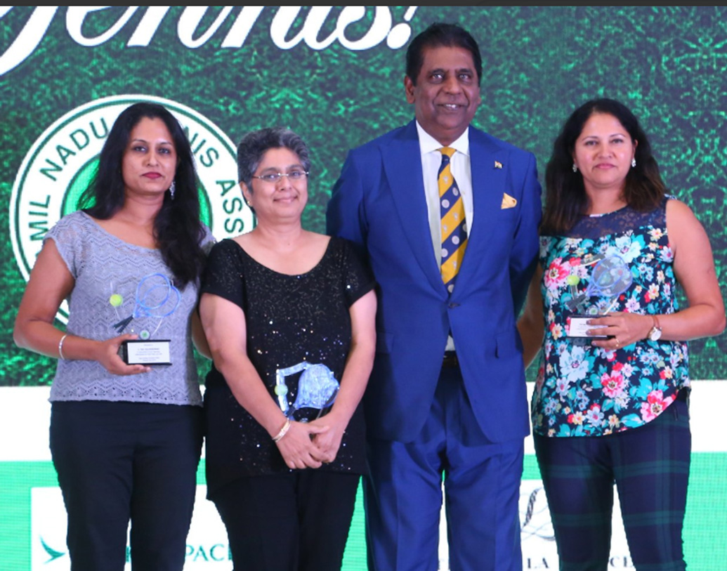 ২০১৩ সালের অক্টোবরে ‘দ্য মুনবোলার’ নামে আত্মজীবনী প্রকাশ করেন তিনি।