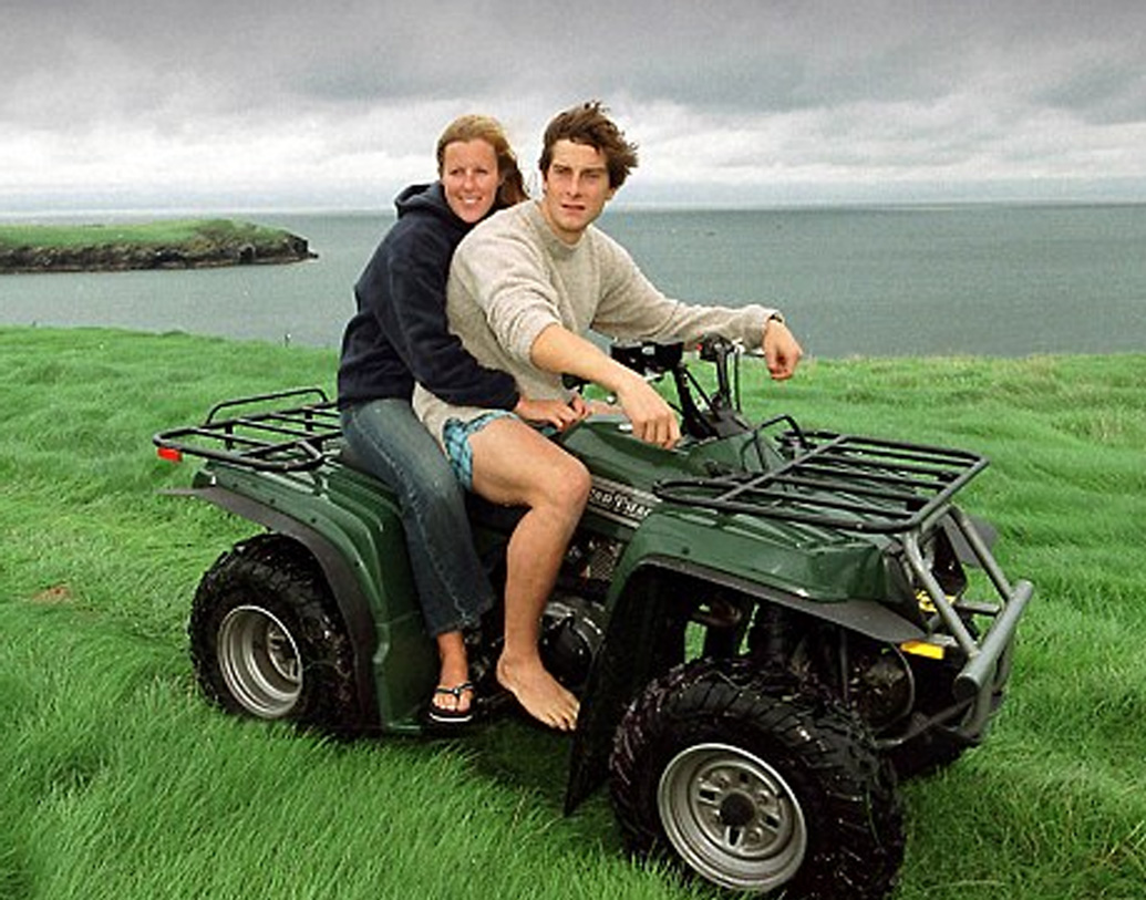 এভারেস্ট জয় করে এসেই বেয়ার সরাসরি বিয়ের প্রস্তাব দেন শারাকে। বিয়ে হলেও বেয়ারের কাজের জন্য প্রায়ই বাইরে যেতে হত। এক অর্থে গত ১৯ বছর লং ডিস্ট্যান্স সংসার করছেন তাঁরা।