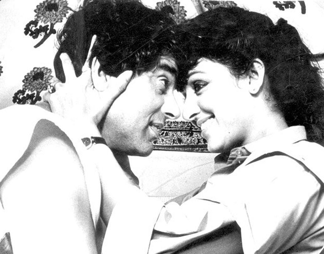 হেমা বলেন, ধর্মেন্দ্র প্রথম আলাপে যে মুগ্ধ দৃষ্টিতে তাঁর দিকে তাকিয়েছিলেন, ২০১৯ সালেও একই ভাবে তাঁর দিকে তাকান। আর এই বিষয়টাই সবচেয়ে ভাল লাগে তাঁর।